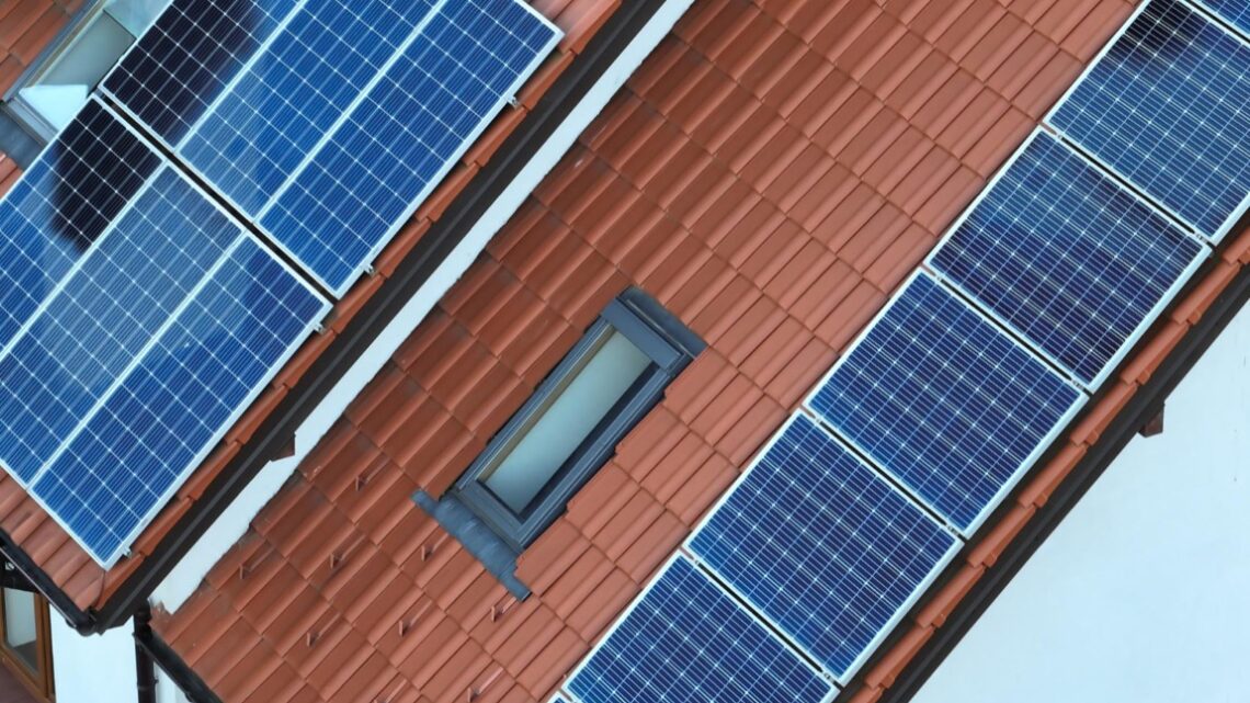 Słońce na sprzedaż: Jak przetargi fotowoltaiczne kształtują przyszłość energetyki w Polsce