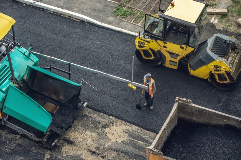 Przetargi na roboty drogowe są regulowane przez Prawo zamówień publicznych, które określa zasady udzielania zamówień przez podmioty sektora publicznego